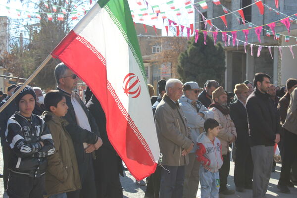 تمثال مبارک امام خمینی(ره) در شهر درق گلباران شد 