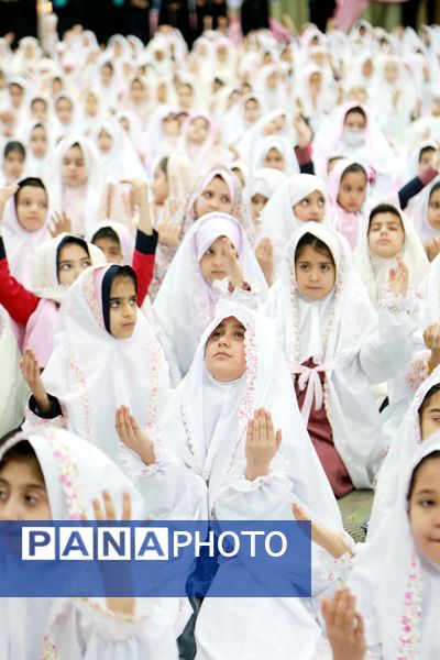  جشن تکلیف ۱۴۰۰ نفری دانش‌آموزان دختر شاهین شهری 