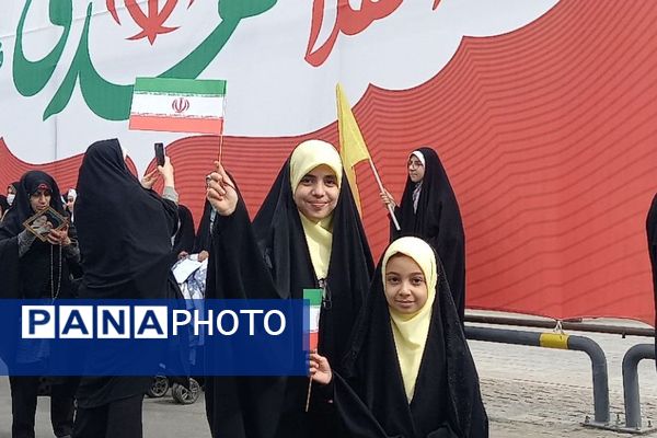 حضور اقشار مختلف مردم شهرری در راهپیمایی ۲۲ بهمن