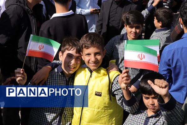 حضور پرشور دانش‌آموزان و مسئولین در راهپیمایی ۱۳ آبان در ناحیه یک بهارستان