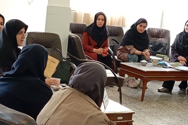 نشست کتابخوان مدرسه‌ای در دبیرستان دخترانه جوادالائمه بهارستان‌دو