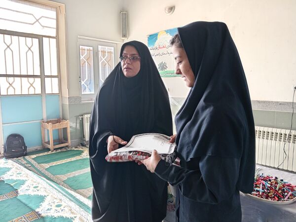 اهدای چادر به مناسبت روز دختر در خلیل‌آباد