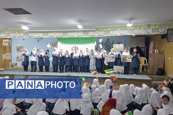 هنرنمایی دانش‌آموزان ناحیه دو شهرری در جشن انقلاب 