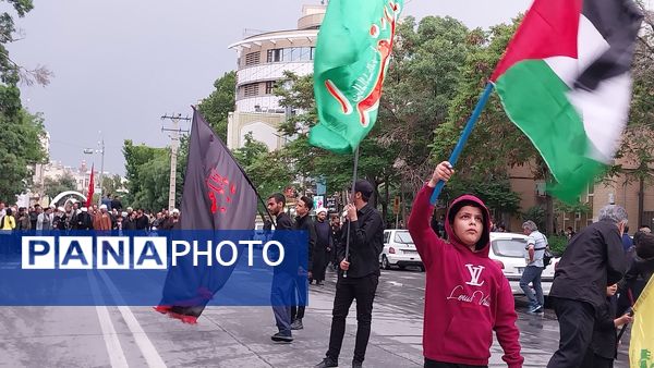 کاروان عزاداری شهیدان خدمت در خیابان‌های شهر اراک