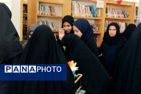 بازدید دانش‌آموزان مدرسه‌ حضرت زهرا (س) نیر از کتابخانه در هفته‌ کتاب 
