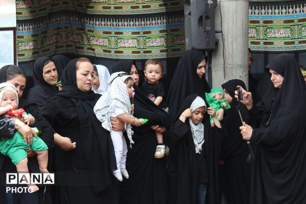 پرچم عشق حسینی بر دستان مادران و شیرخوارگان
