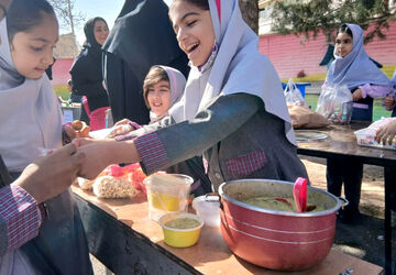 بازارچه دست ساخته‌های دانش آموزی و مواد غذایی دبستان شهید چراغی
