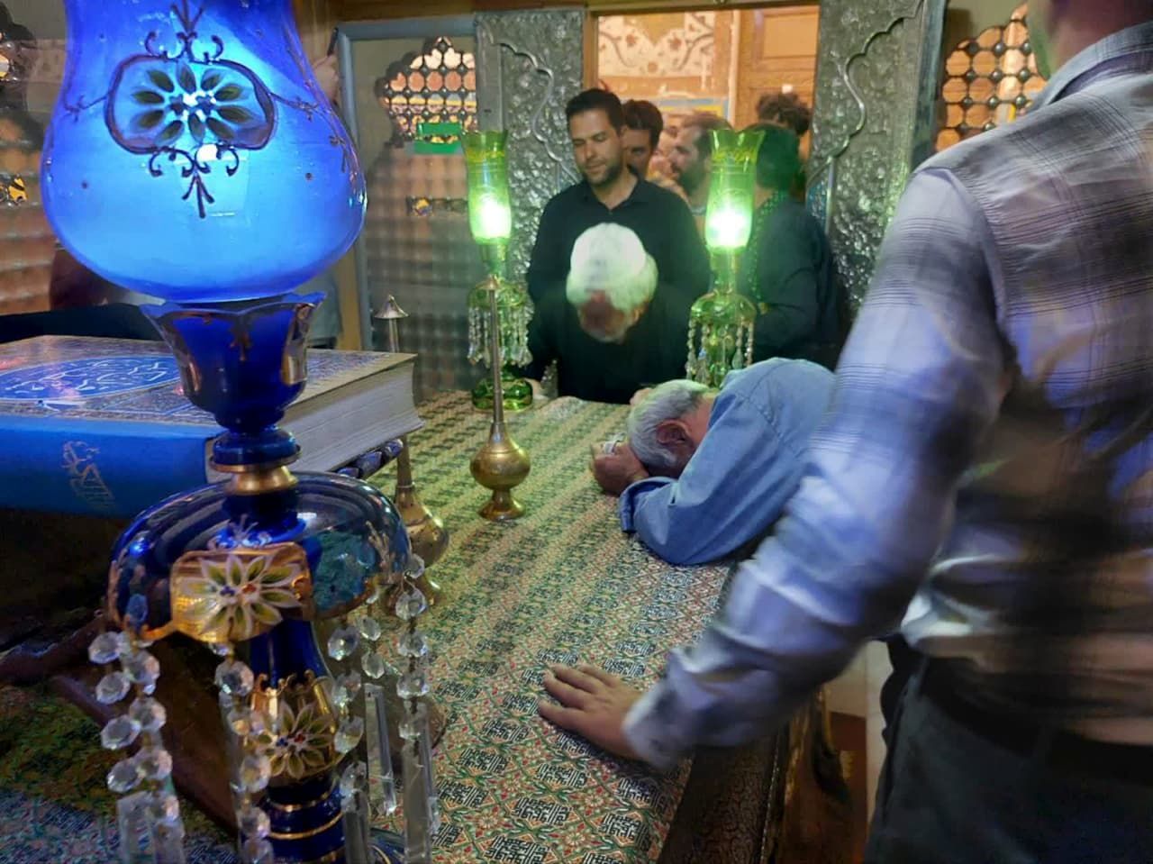 مراسم غبارروبی ضریح مطهر سلطانعلی ابن امام محمد باقر(ع) در کربلای ایران 