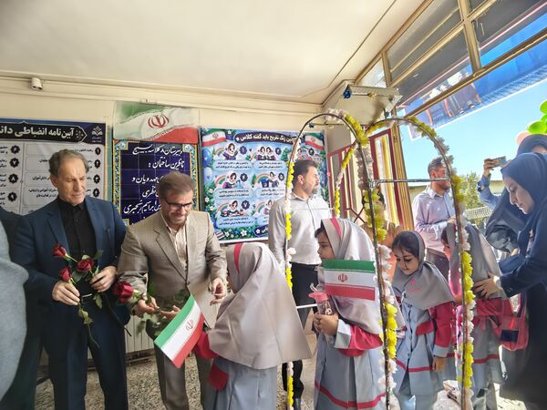 مدارس کرمانشاه با جشن شکوفه‌ها و جوانه‌ها به استقبال سال تحصیلی رفتند