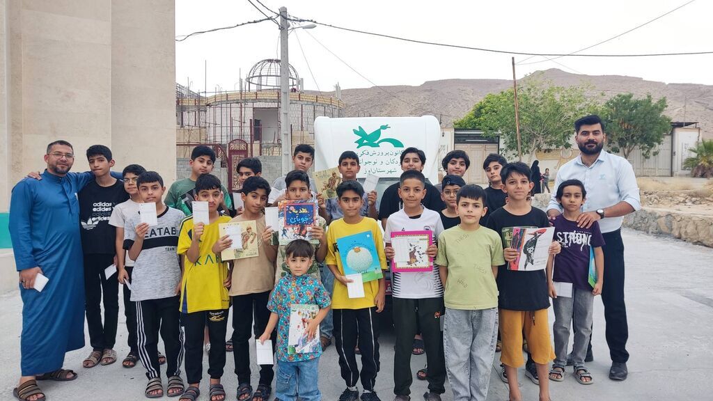 گسترش عدالت فرهنگی در اوز با راه‌اندازی کتابخانه سیار کانون
