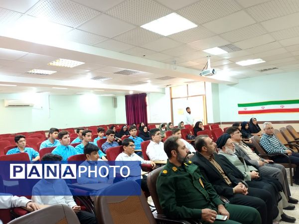 تقدیر از دانش‌آموزان برگزیده نمایشگاه دستاوردهای انقلاب اسلامی در دبیرستان طلایه داران شهید ناصری