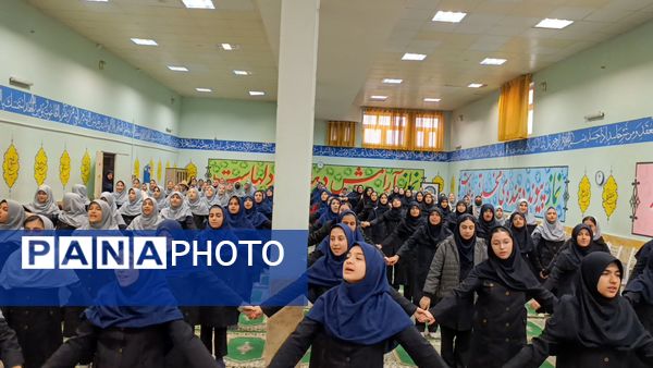همخوانی سرود «ایرانمون» در دبیرستان حضرت معصومه (س) ناحیه 4 کرج 