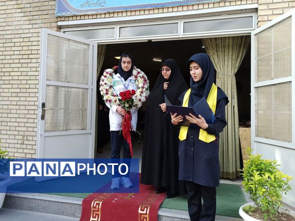 مراسم تجلیل از روشا اکبری برنده مدال طلای شطرنج مدارس جهان در شهرستان نیشابور 