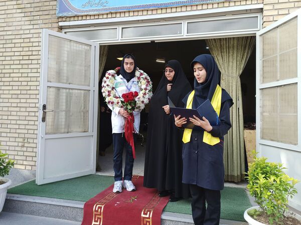مراسم تجلیل از روشا اکبری برنده مدال طلای شطرنج مدارس جهان در شهرستان نیشابور 