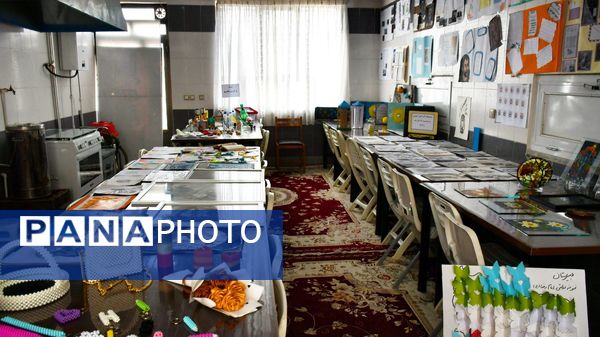 برپایی نمایشگاه آثار دانش‌آموزی در مدرسه متوسطه اول نمونه دولتی امام رضا (ع) فیض‌آباد