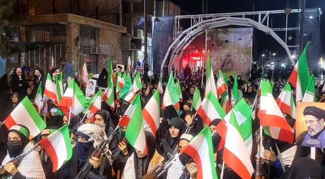 حضور پر اقتدار دختران قلعه گنج برای بیعت با مقام معظم رهبری
