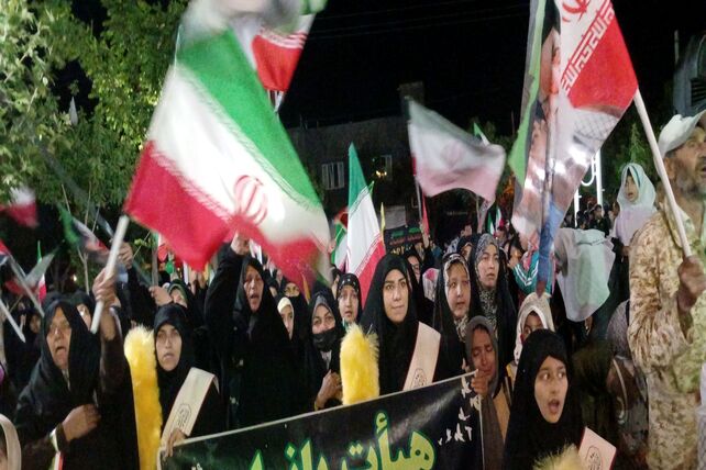 اجتماع شبانه مردمی تا پای جان برای ایران