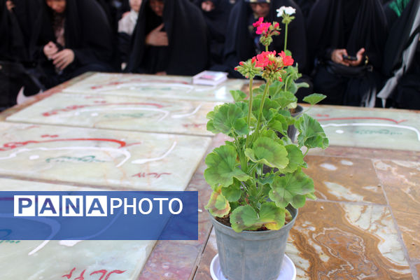 زمزمه عاشقانه دعای عرفه در یادمان 14 شهید گمنام کوه خضر نبی(ع)