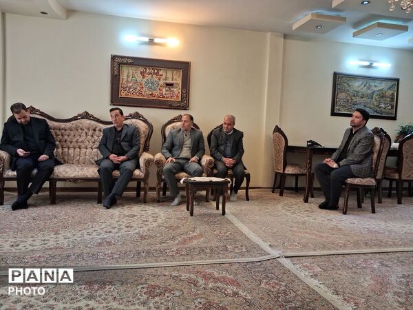 دیدار مدیر آموزش و پرورش ناحیه پنج مشهد با برادر شهید خیرزاده