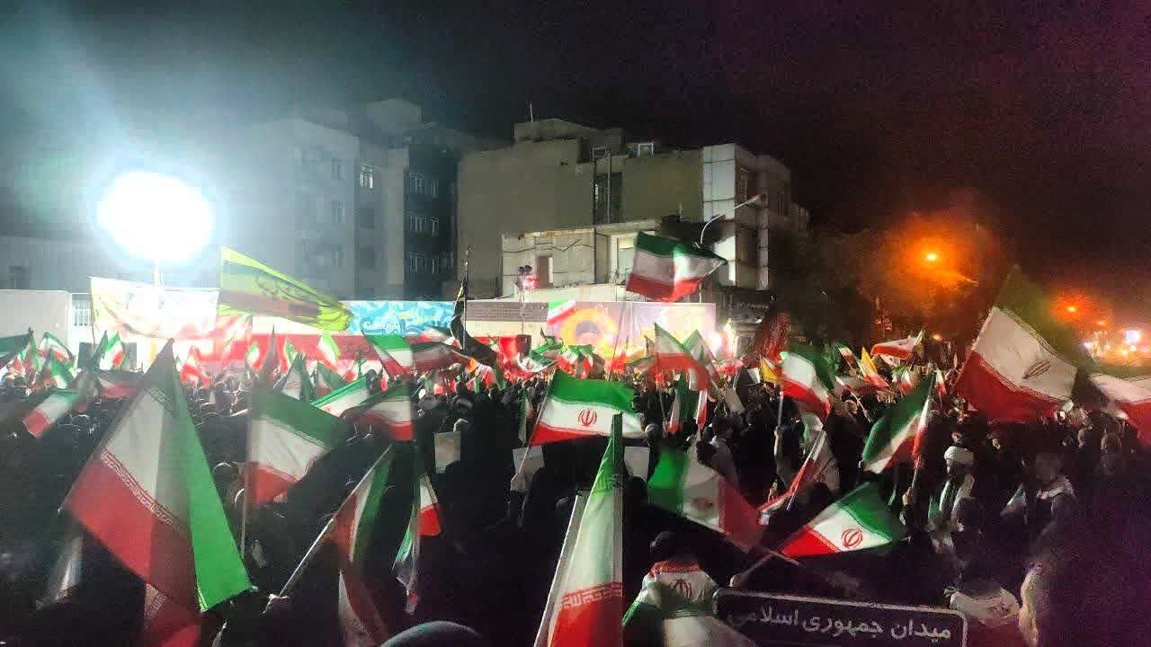 مردم منطقه ۱۰ تهران در میدان جمهوری با شعار مرگ بر آمریکا و مرگ بر اسرائیل تجمع کردند