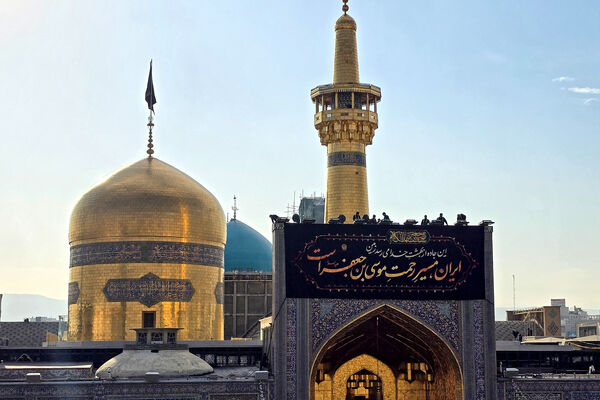 نصب کتیبه شهادت حضرت موسی بن جعفر علیه‌السلام در حرم مطهر رضوی