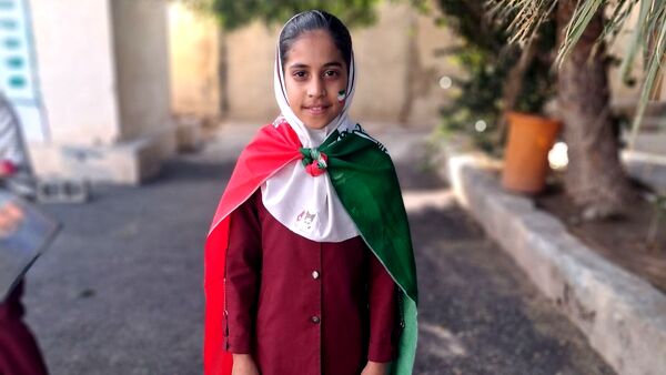 جشن باشکوه دهه فجر و پاسداشت پرچم جمهوری اسلامی در دبستان استقلال حاجی‌آباد