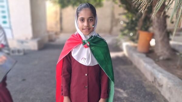 جشن باشکوه دهه فجر و پاسداشت پرچم جمهوری اسلامی در دبستان استقلال حاجی‌آباد