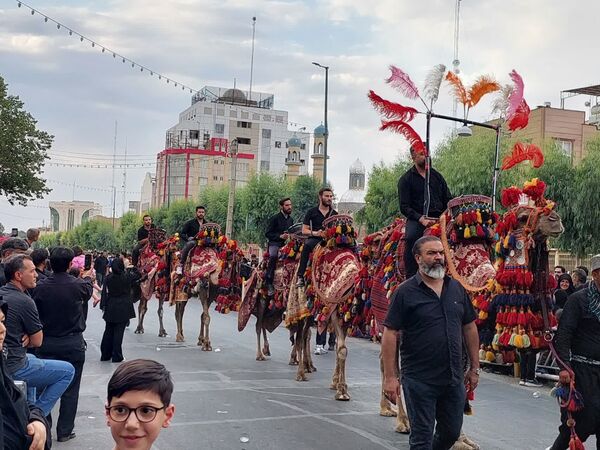 استقبال عزاداران حسینی از کاروان نمادین اسرای کربلا در قم