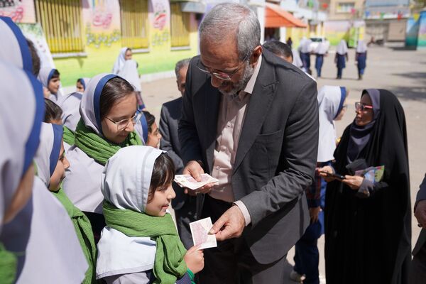  جشن عاطفه‌ها در دبستان دخترانه شهید محمد قضاوی آموزش و پرورش ناحیه 4