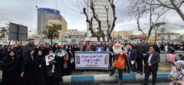 حضور گسترده و منسجم دانش آموزان و فرهنگیان منطقه ۱۰ در راهپیمایی ۲۲ بهمن ماه
