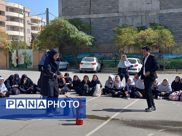 حضور آتش نشان به مناسبت وز آتش نشان و ایمنی در مدرسه نمونه دولتی وکیلی ۱۰