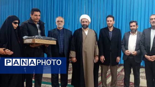 تجلیل از حافظ کل قرآن، مدد جوی روشن دل در نماز جمعه