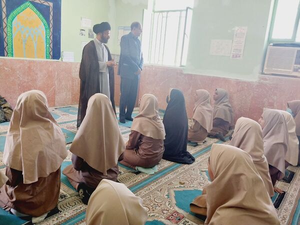 نماز جماعت در آموزشگاه شکوه زاویه فین