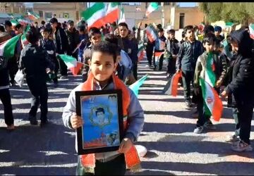جشن دهه فجر انقلاب در مدرسه شهید چمران بافق برگزار شد