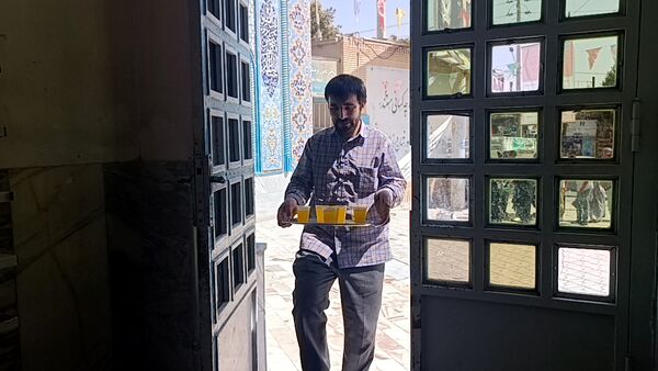 توزیع شربت و شیرینی به مناسبت میلاد پیامبر اسلام (ص) 