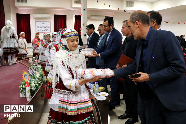 تقدیر از منتخبین حوزه ابتدایی توسط مدیر کل آموزش پرورش 