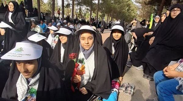 عطرافشانی گلزار شهدا توسط دانش‌آموزان مشهدی
