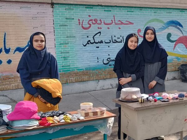 بازارچه و نمایشگاه کسب و کار دانش آموزی در دبیرستان امجدی۲