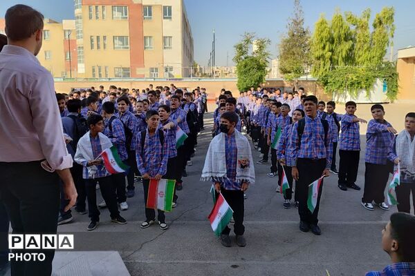 آیین بازگشایی و گرامیداشت هفته دفاع مقدس در دبیرستان علوم و معارف صدرا شیراز