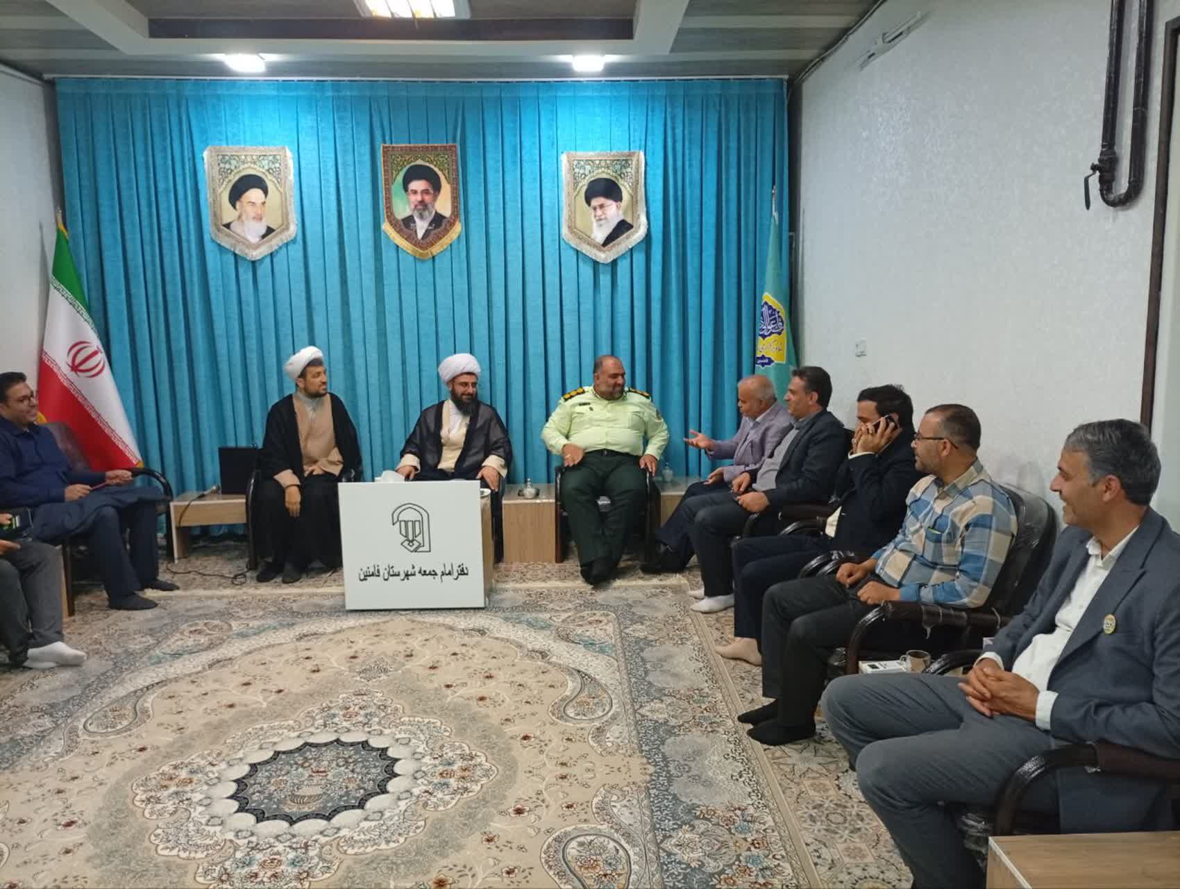 دیدار مسئولان و فعالان فرهنگی فامنین با امام‌جمعه 