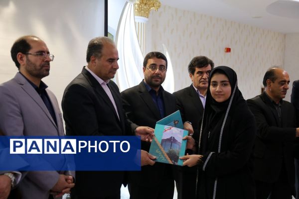 نشست مدیرکل آموزش و پرورش آذربایجان شرقی با نمایندگان مجلس دانش‌آموزی