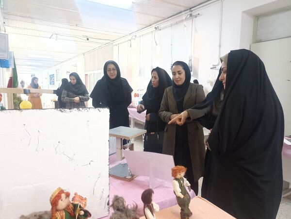 بازدید از نمایشگاه دست سازه هنرستان فنی و حرفه ای دخترانه فلسطین 