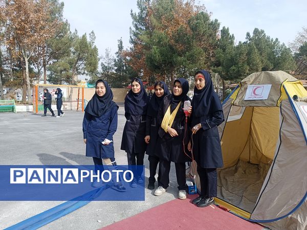 مانور زلزله در دبیرستان آرمینه مصلی نژاد