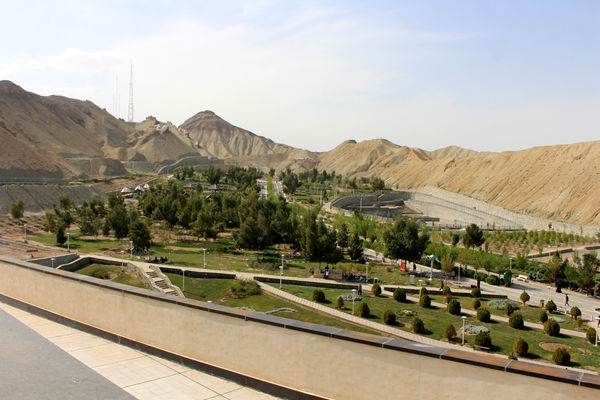 حضور گردشگران روز طبیعت در محوطه باغ‌موزه دفاع مقدس قم