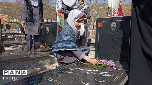 تجدید پیمان دانش‌آموزان دختر شهر ازندریان با شهدای دفاع مقدس
