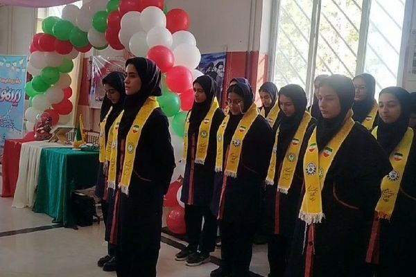 برگزاری جشن مدرسه‌ای «ایران‌مون» در دبیرستان ام‌البنین بیرانوند