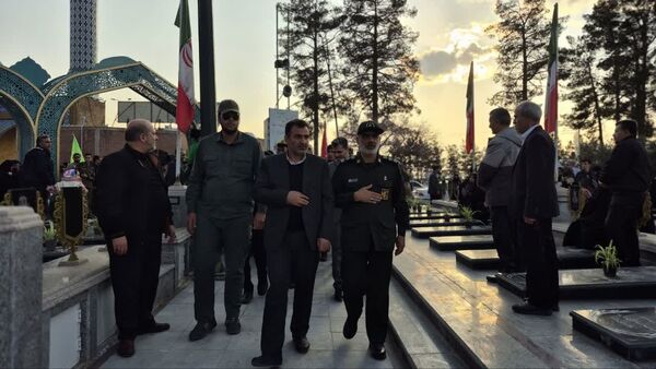 آیین مهمانی لاله‌ها و عطر افشانی گلزار شهدای کاشان