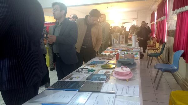برپایی نمایشگاه به‌مناسبت هفته پژوهش در مدرسه کمایی‌مقدم یاسوج