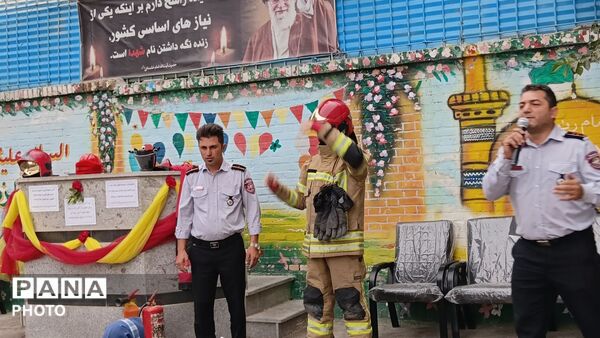 حضور آتش‌نشانان در مدرسه رحمانی فرد