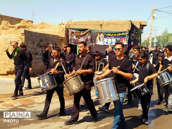 مراسم دسته‌روی زنجیرزنی ظهر عاشورا در روستای فدافن کاشمر